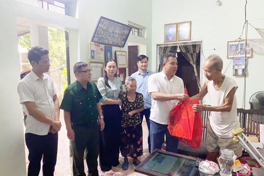 Phường Lê Hồ thăm hỏi, tri ân các gia đình chính sách 